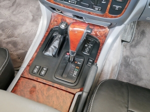 ランクル１００輸出スタイル　TOYOTAロゴグリル：LINE-X塗装