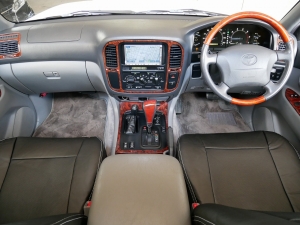 ランクル１００輸出スタイル　TOYOTAロゴグリル：LINE-X塗装