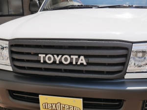 ランクル１００輸出スタイル　TOYOTAロゴグリル：LINE-X塗装