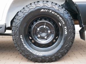 ランクル１００輸出スタイル　TOYOTAロゴグリル：LINE-X塗装