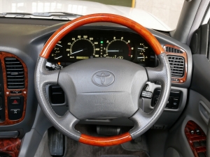 ランクル１００輸出スタイル　TOYOTAロゴグリル：LINE-X塗装
