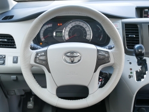 シエナ新車並行　ローダウン　8インチナビ