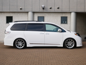 シエナ2013年モデル　シエナ　SE　新車並行