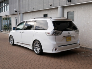 シエナ2013年モデル　シエナ　SE　新車並行