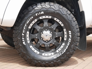 タコマ新車並行　ダブルキャブ　ハードトノカバー