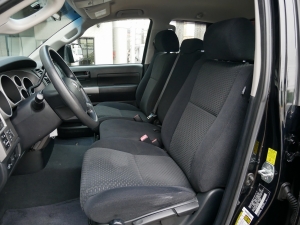 タンドラ新車並行　ダブルキャブ　LEERトノカバー