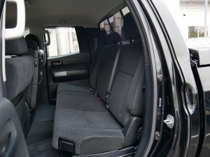 タンドラ新車並行　ダブルキャブ　LEERトノカバー