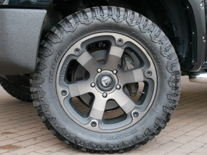 タンドラ新車並行　ダブルキャブ　LEERトノカバー