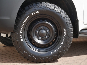 ランクル２００リフトUP　TOYOTAロゴグリル