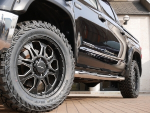 タンドラ新並　TRDPRO仕様　ベンコラ