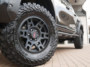 ハイラックス高年式中古車　ハイラックスZ　カスタム済み