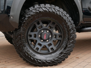 ハイラックス高年式中古車　ハイラックスZ　カスタム済み