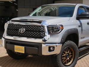 タンドラ新車並行　2020年モデル　リフトUP