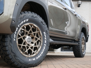 ハイラックスリフトアップ　未使用車
