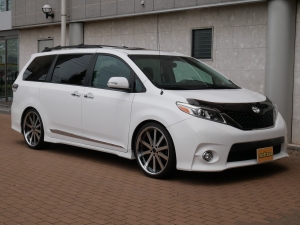 シエナ新車並行　ローダウン　22インチアルミ