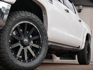 タンドラ新車並行　2018年モデル　リフトアップ