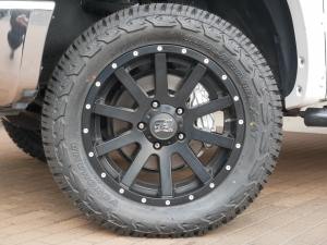 タンドラ新車並行　2018年モデル　リフトアップ