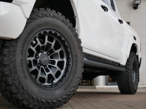 ハイラックスJAOSリフトアップ　KMC17インチ
