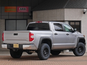 タンドラ新車並行　2018年モデル　リフトアップ