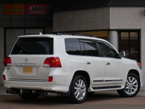ランクル２００モデリスタエアロ　メーカーナビ　リアエンター