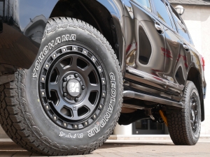 ランクル２００リフトアップ　TOYOTAロゴグリル