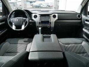 タンドラ新車並行　2021年モデル　リフトアップ