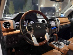 タンドラ新車並行　２０１８年モデル　サンルーフ