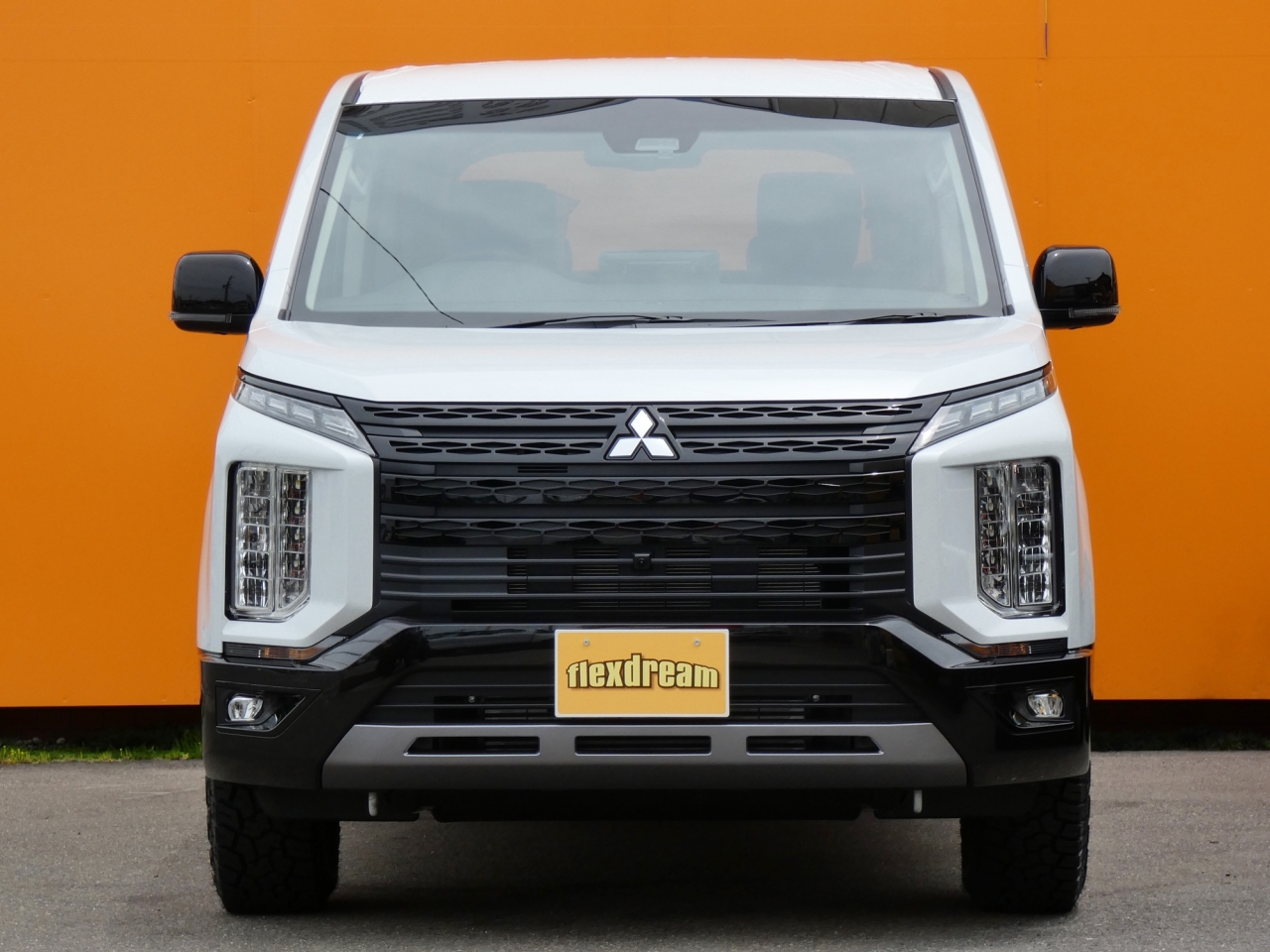 デリカD5 特別仕様車シャモニー　アクセントパネル 画像］三菱自動車、「デリカD：5」に特別仕様車「ブラック