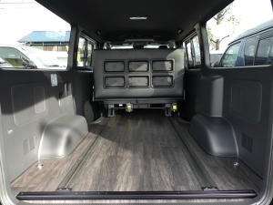 ハイエースバン新車：ハイエースバン４ＷＤ　4ナンバー8人乗り