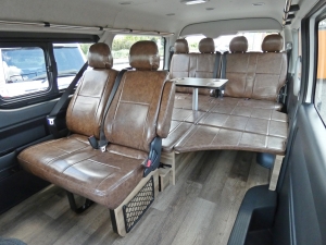 ハイエースワゴン１０人乗り　新車カスタム