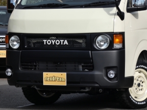 ハイエースバン丸目カスタム　ライトイエロー　ネオクラシック