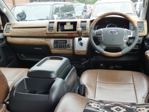 ハイエースバンディーゼル4WD　丸目カスタム　ネオクラシック