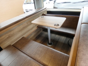 ハイエースバン特設カラーライトイエロー　安全装備付き