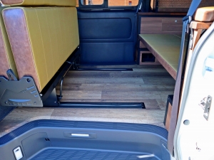 ハイエースバンアウトドア　キャンプ　車中泊　バンライフ　１BOX　ベッド　キャンピングカー