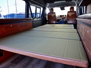 ハイエースバンアウトドア　キャンプ　車中泊　バンライフ　１BOX　ベッド　キャンピングカー