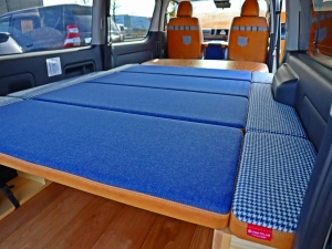 ハイエースバン新車アウトレットアウトドア　キャンプ　車中泊　バンライフ　１BOX　ベッド　キャンピングカー