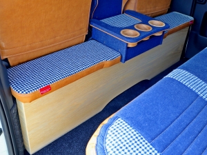 ハイエースバン新車アウトレットアウトドア　キャンプ　車中泊　バンライフ　１BOX　ベッド　キャンピングカー