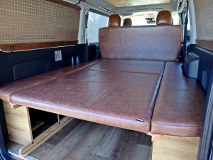 ハイエースバンアウトドア　キャンプ　車中泊　バンライフ　１BOX　ベッド　キャンピングカー