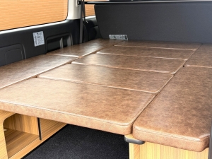 ハイエースバンキャンプ　アウトドア　レジャー 車中泊