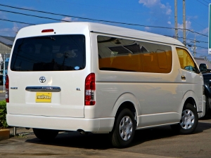 ハイエースワゴン１０人乗り　新車カスタム