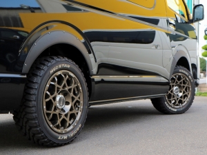 ハイエースワゴン１０人乗り　新車カスタム