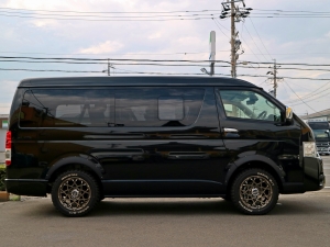 ハイエースワゴン１０人乗り　新車カスタム