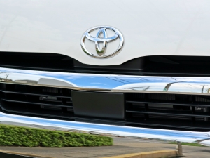 ハイエースワゴン１０人乗り　新車カスタム
