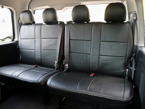 ハイエースワゴン１０人乗り　新車カスタム