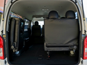 ハイエースワゴン１０人乗り　新車カスタム