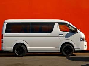 ハイエースワゴン１０人乗り　新車カスタム