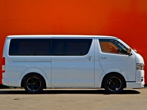 ハイエースバンバン　カスタム　ホイール　エアロ　新車