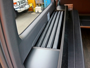 ハイエースバンキャンプ　車中泊　アウトドア　レジャー　内装架装