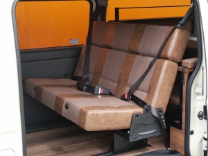 ハイエースバンキャンプ　車中泊　アウトドア　レジャー　内装架装