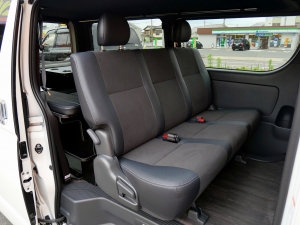 ハイエースバンキャンプ　車中泊　アウトドア　レジャー　内装架装